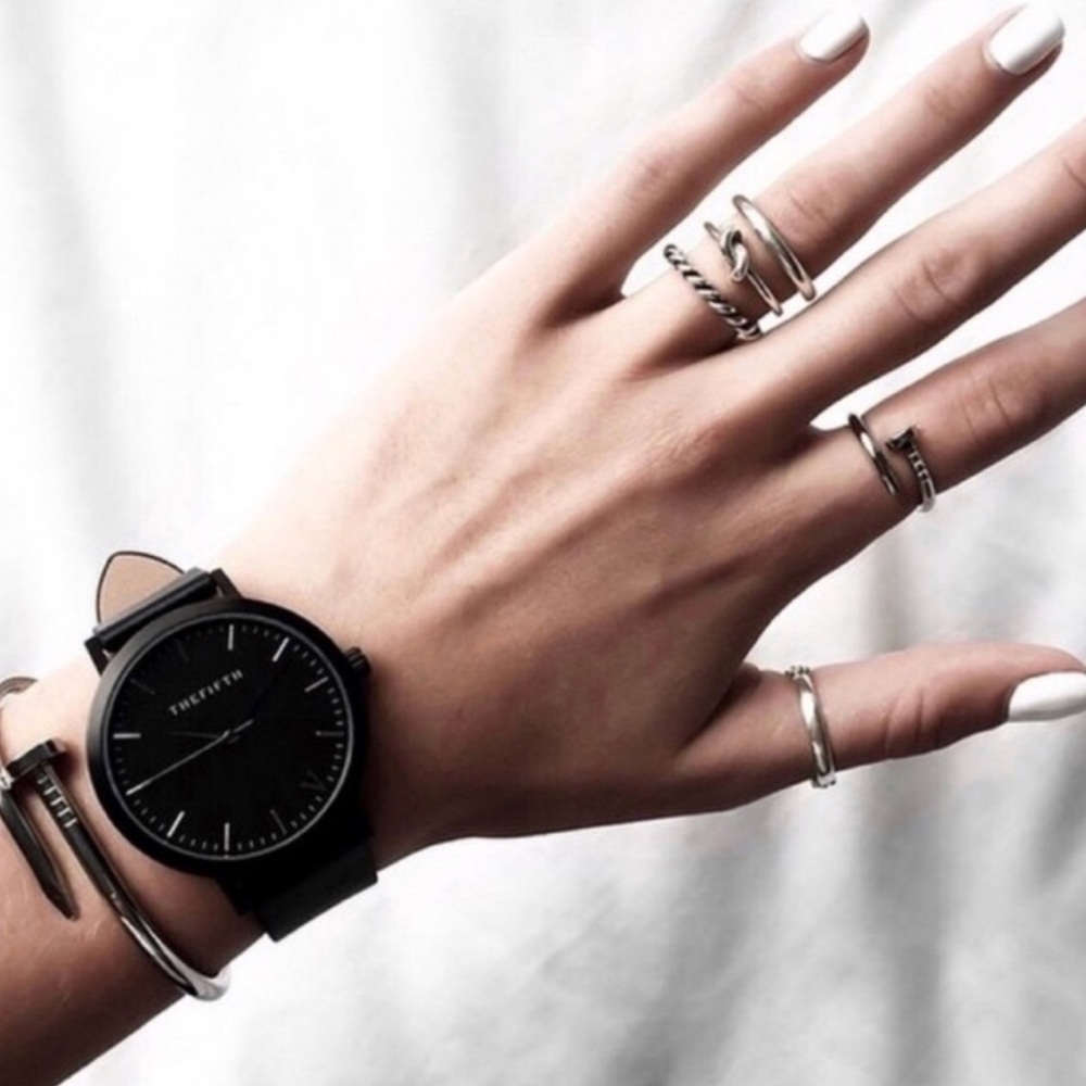 RESTOCKED🔃//black minimalistic watch